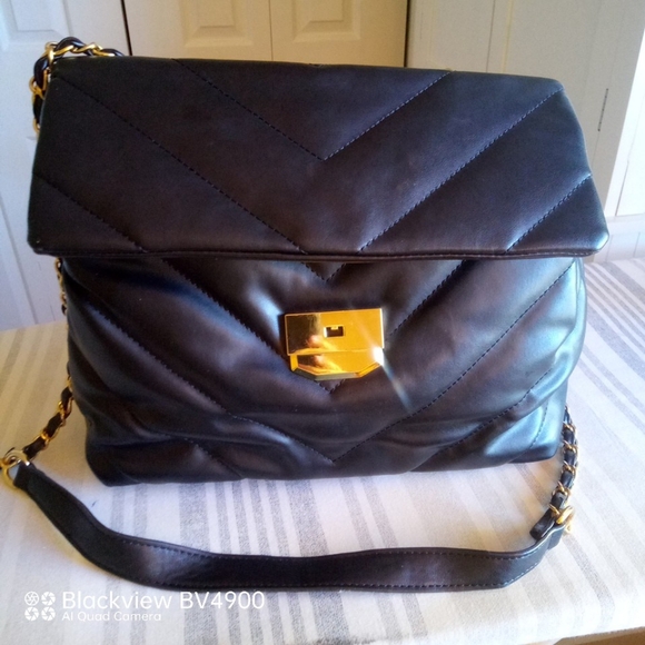 Lulu's chic black quilted crossbody bag. - Picture 2 of 10